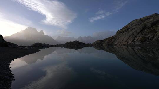 山峰湖泊镜面反光唯美风景