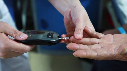高血糖糖尿病人测血糖视频素材模板下载