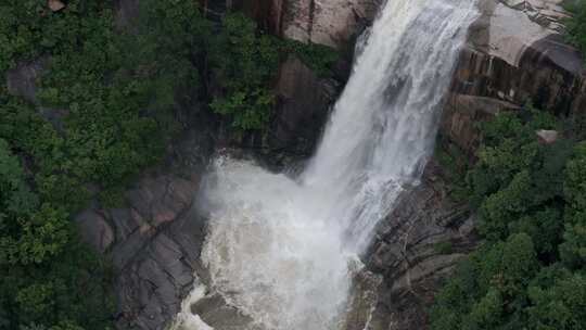 雨后泰山，飞瀑流泉