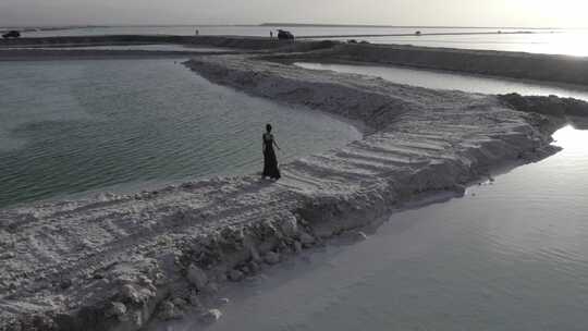 青海海西大柴旦翡翠湖湖水小路航拍视频