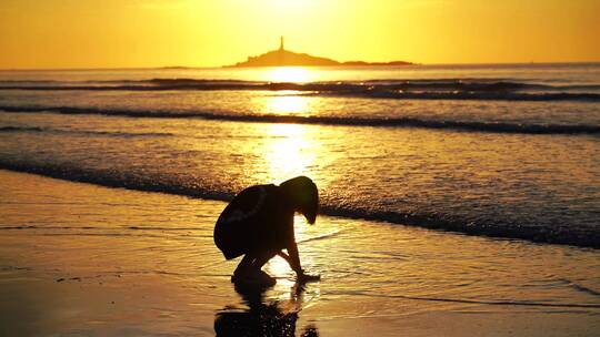 早晨阳光夕阳下短发女孩玩海水大海黄昏海面