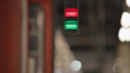 模糊火车站背景中红色和绿色信号灯的特写