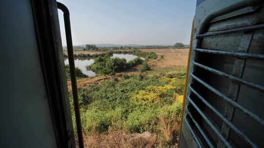 从火车站台看南印度的自然和湖泊视频素材模板下载
