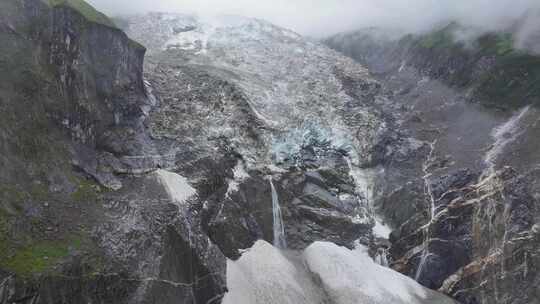 航拍云雾缭绕的四川甘孜海螺沟冰川风光