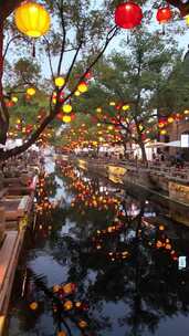 江南水乡河道挂红灯笼景象