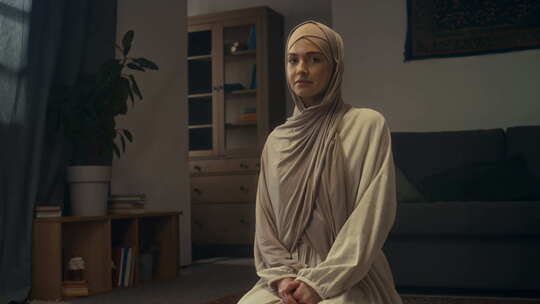 年轻穆斯林妇女戴头巾和长袍在议会摆姿势的视频素材模板下载