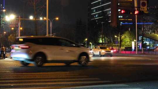 夜晚城市行人过马路汽车车辆车流人流夜景