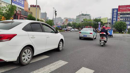 城市道路建筑春天花草树木商铺店面马路汽车