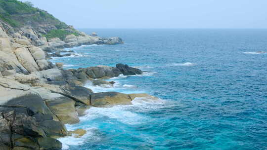 海边礁石浪花 海浪拍打岩石