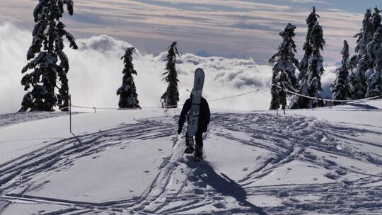 雪山山顶上的滑雪者