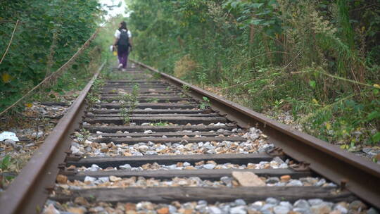 铁路空境人行走在铁路上