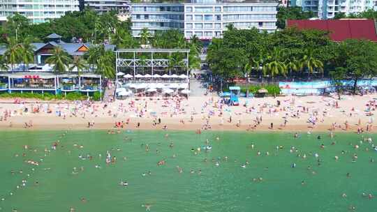 海南省三亚市大东海旅游区沙滩海岸线游客