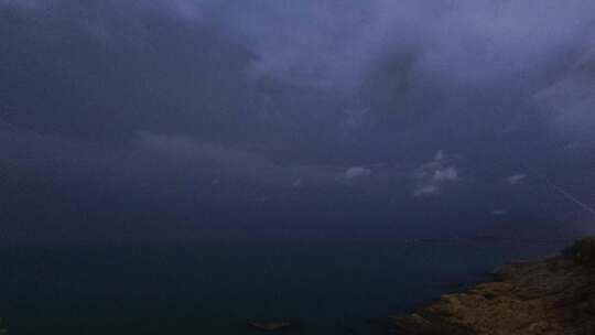 威海海面夜空闪电雨夜飞云4K视频素材模板下载