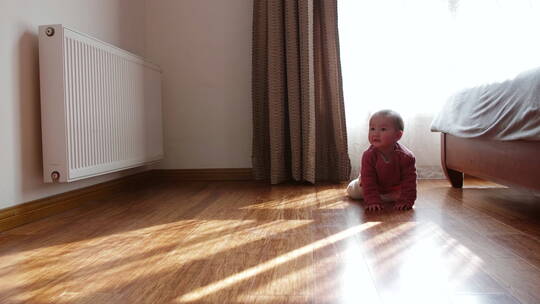 可爱小婴儿在地板上爬行学步