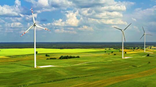 波兰夏季鸟瞰绿地上的风力涡轮机