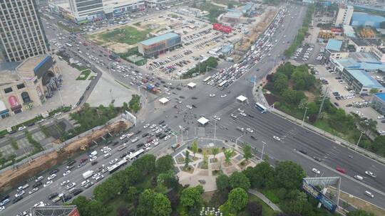 航拍湖北襄阳城市拥堵交通