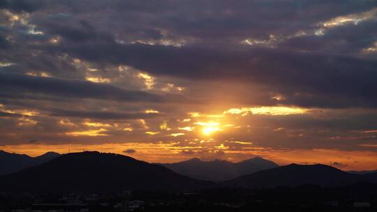 群山日落延时唯美夕阳黄昏云朵乡村傍晚天空