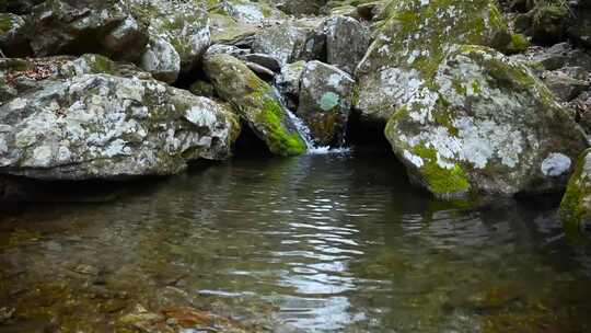 小溪岩石水流