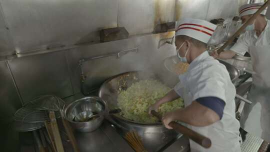 学校企业工厂食堂饭堂大厨炒菜食堂大锅菜视频素材模板下载