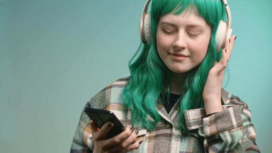 Z时代绿发美少女使用订阅服务听音乐