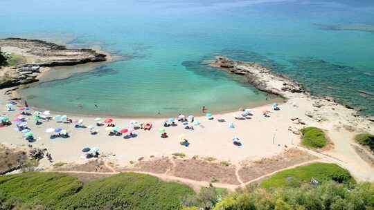 意大利撒丁岛上岩石间的白色沙滩和蓝绿色海水