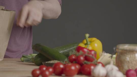 跟踪拍摄将蔬菜放在桌子上的人视频素材模板下载