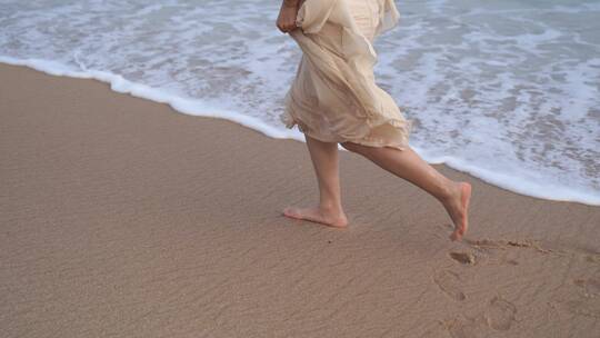 美女海边沙滩上奔跑脚步特写海滩跑步背影
