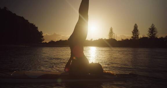 河边练习瑜伽的女人