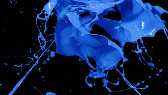 蓝色液体颜料碰撞泼洒飞溅