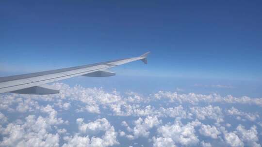 飞行中的机翼下的蓝天白云视频素材模板下载