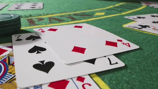 赌客把赌注推到桌子上的特写镜头视频素材模板下载
