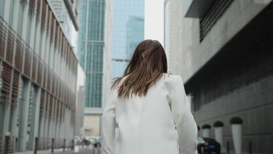 白西服都市女性女青年在高层办公楼下奔跑视频素材模板下载