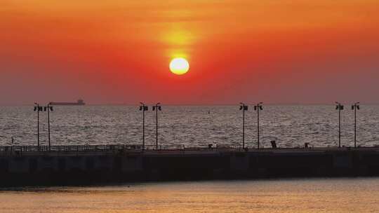 海边日出日落海边航拍海鸥渔船秦皇岛山东高清在线视频素材下载