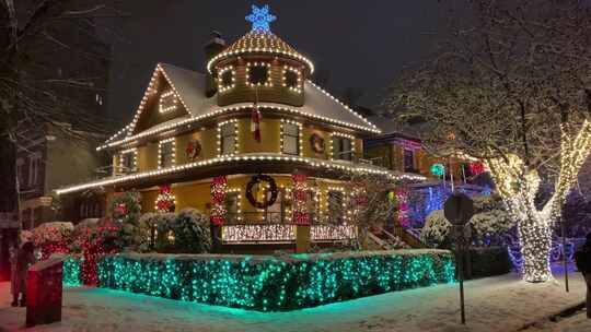 圣诞夜灯光璀璨的房屋