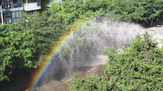 城市洒水车人工彩虹