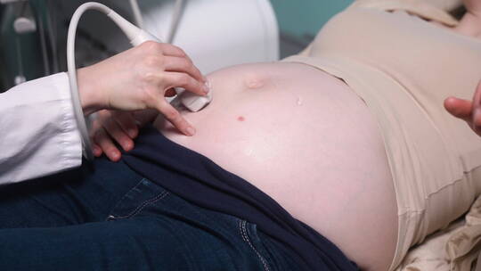 接受超声波扫描的孕妇视频素材模板下载