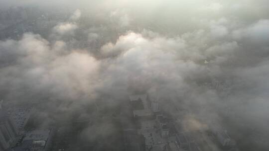 航拍山东省荣成市城市上空的平流雾
