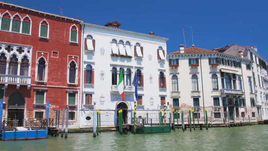 威尼斯带有意大利和欧盟旗帜的古建筑，观光船之旅