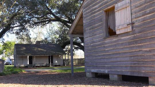 中奴隶使用的木屋仍然矗立在南方深处的种植园上