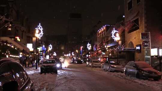 特写被大雪覆盖的城市街道和车辆