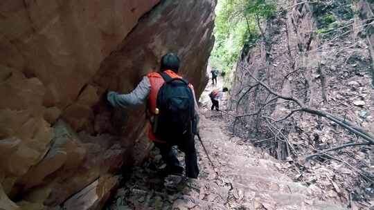 从陡峭的峡谷下山，上山容易下山难