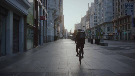 在街道上骑自行车的人