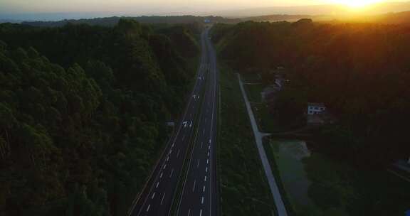 夏日夕阳下的伸向远方的高速公路航拍风景
