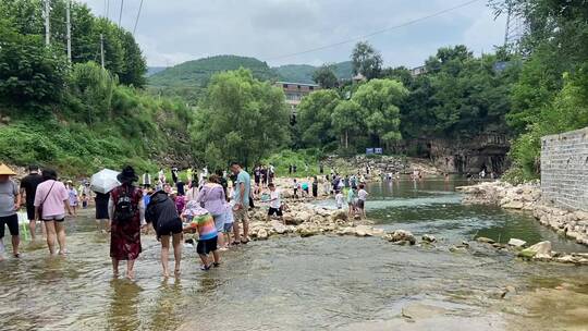 济南南部山区云河桥，野外山谷溪流玩水地