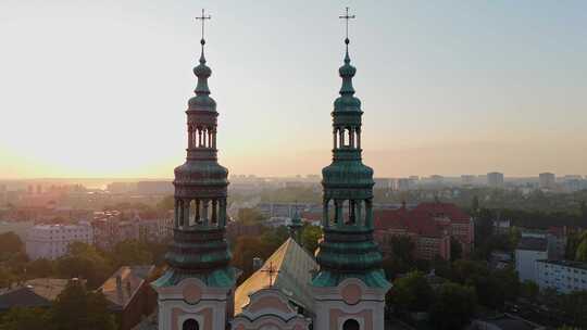 初夏波兹南历史旅游中心和圣弗朗西斯教堂尖