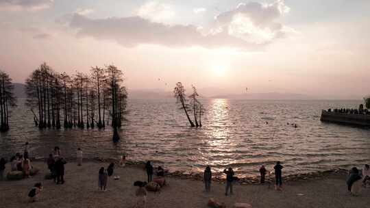 日落时分的湖边有人在拍照 洱海