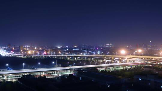 大都市车水马龙的夜景