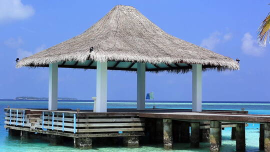 马尔代夫海岛上水上的茅草亭(3)