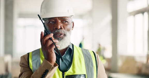 高级工程师，对讲机和黑人在建筑工地说话、说话或工作