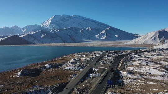 新疆喀拉库勒湖慕士塔格雪山和G314中巴公路